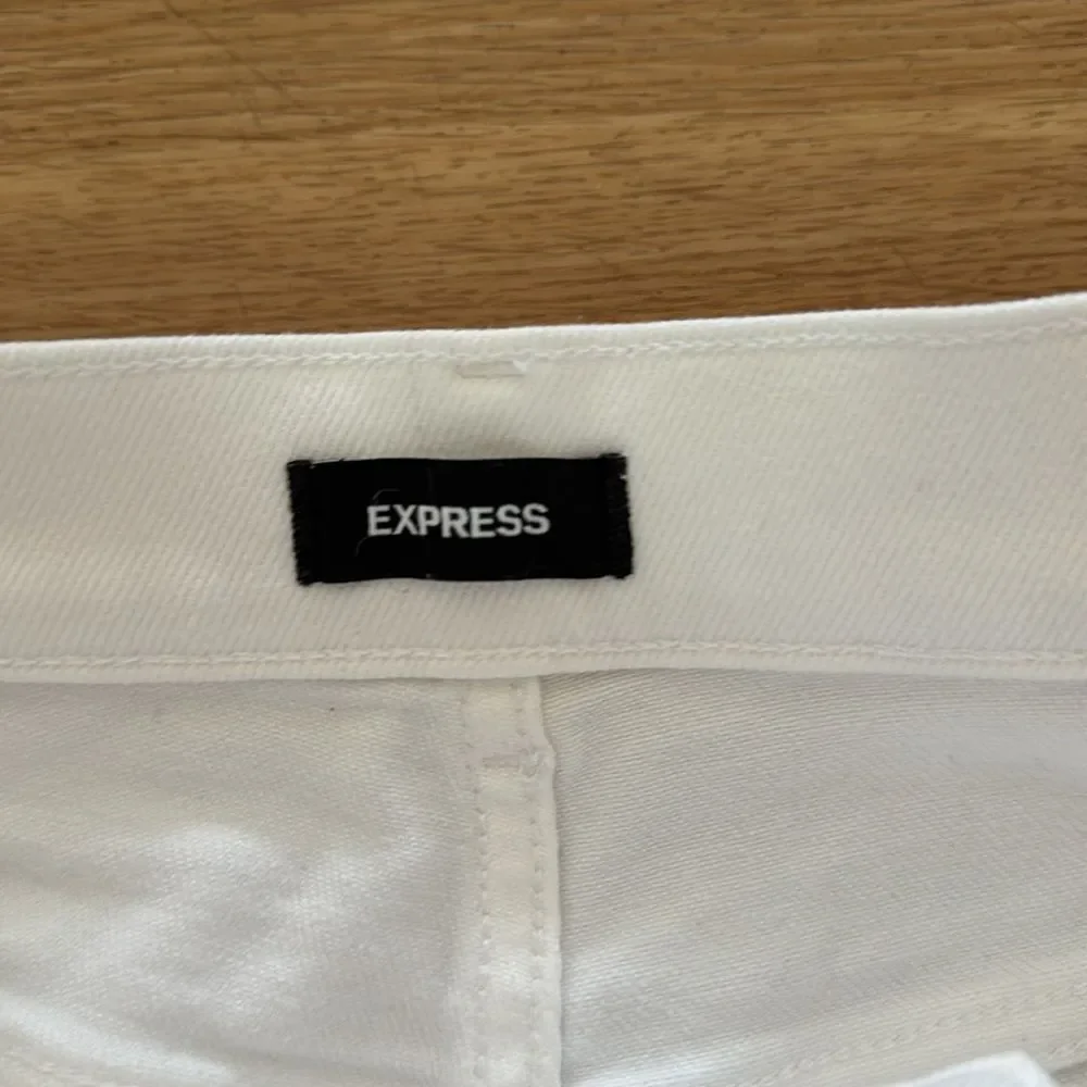 Express Womens High Rise Mom Jeans 2 White Cropped Straight Leg Button Fly